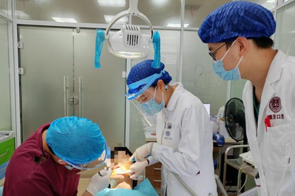 口腔治療。重醫(yī)附屬口腔醫(yī)院供圖