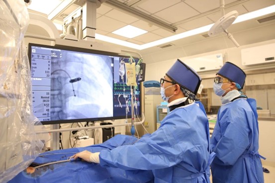 耿召華（左）為患者進(jìn)行手術(shù)。重慶手術(shù)醫(yī)院供圖