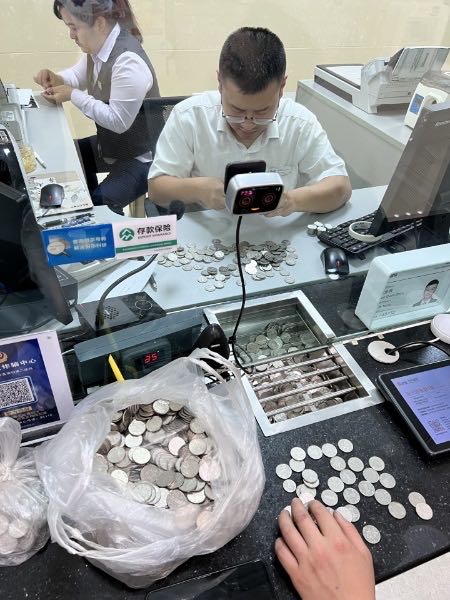 工作人員細致地為客戶兌換硬幣。光大銀行重慶分行供圖