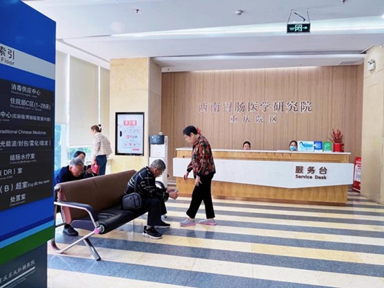 患者等待就診。重慶東大肛腸醫(yī)院供圖