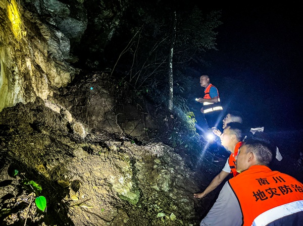 《守護(hù)安全的點(diǎn)點(diǎn)“星光”》。9月20日，南川區(qū)地環(huán)站會(huì)同蜀通公司駐守工程師秦朝楊、冉林到大有鎮(zhèn)學(xué)堂垻危巖點(diǎn)開展雨前夜巡，漆黑的山路上，大家打著手電筒仔細(xì)查看，不放過每一處細(xì)小隱患。張旭攝