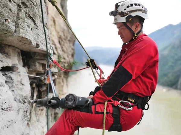 《懸崖鉆孔，安裝監(jiān)測設(shè)備》。7月下旬，重慶地質(zhì)礦產(chǎn)研究院派出的專業(yè)“蜘蛛人”開展高空作業(yè)，在奉節(jié)開展危巖隱患區(qū)域崖壁傳感器安裝工作，保障地質(zhì)安全。鄧朝松攝
