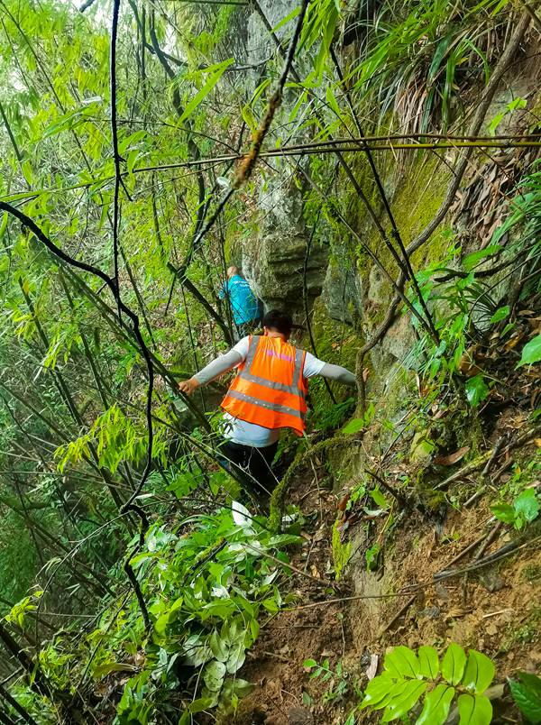 《巖壁間爬出“道路”》。9月2日，重慶107市政公司駐守工程師張偉會(huì)同群測(cè)群防員，及時(shí)對(duì)持續(xù)發(fā)出告警信息的南川區(qū)德隆鎮(zhèn)仙米坪危巖地災(zāi)點(diǎn)設(shè)備開展現(xiàn)場(chǎng)核實(shí)。徐云華攝