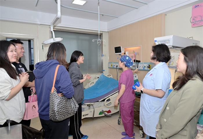 孕婦們參觀產(chǎn)房，提前熟悉分娩環(huán)境。