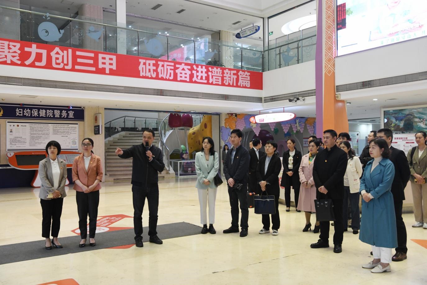 璧山區(qū)婦幼保健院黨委書記黃杰介紹醫(yī)院黨建陣地。璧山區(qū)婦幼保健院供圖