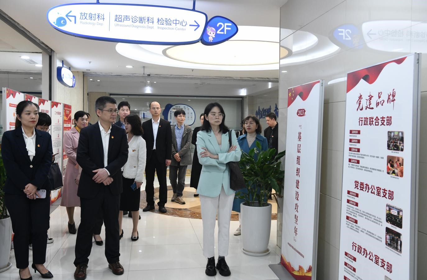 參觀保健院黨建品牌。璧山區(qū)婦幼保健院供圖