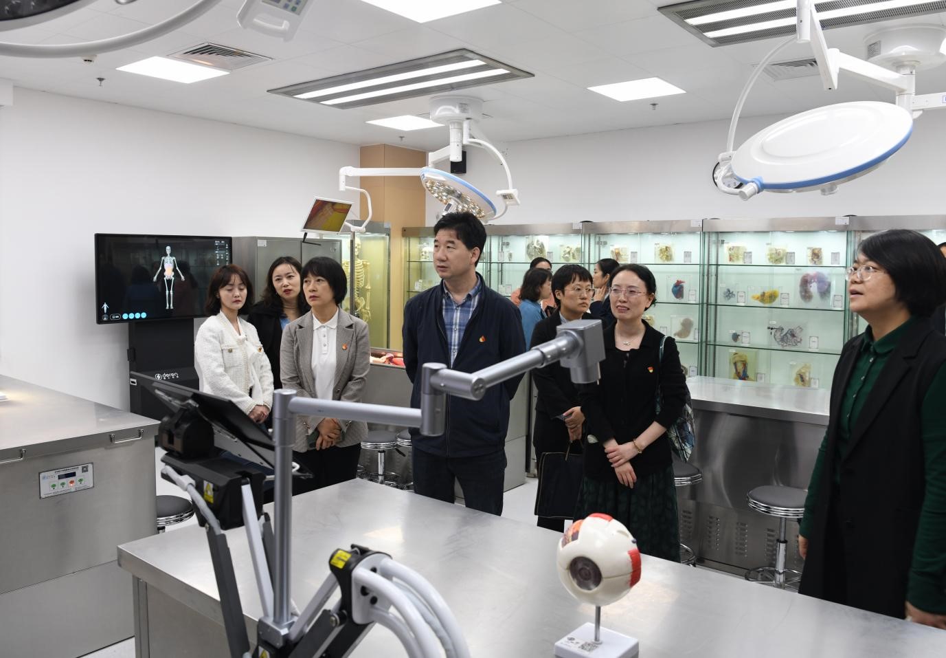 參觀中醫(yī)藥學(xué)院。璧山區(qū)婦幼保健院供圖