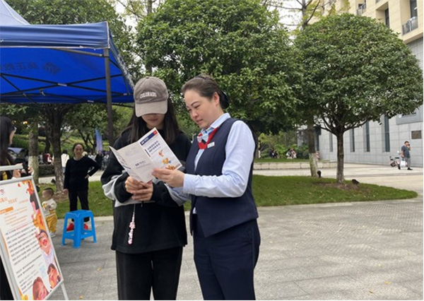 為在校學(xué)生普及金融知識(shí)。浦發(fā)銀行重慶分行供圖