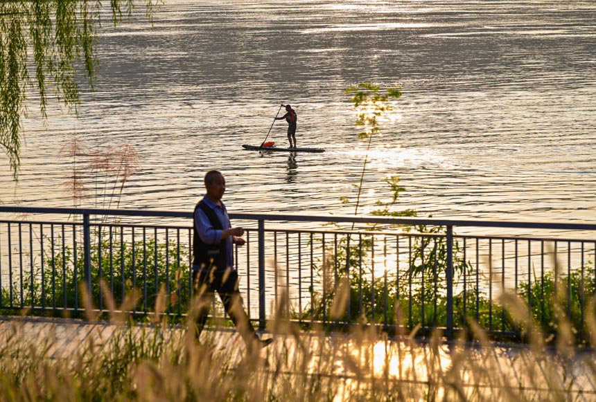 南岸區(qū)大魚海棠公園，市民在濱江步道漫步。郭旭攝