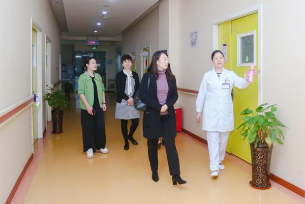 顏耀華參觀醫(yī)院。重慶安琪兒婦產(chǎn)醫(yī)院供圖
