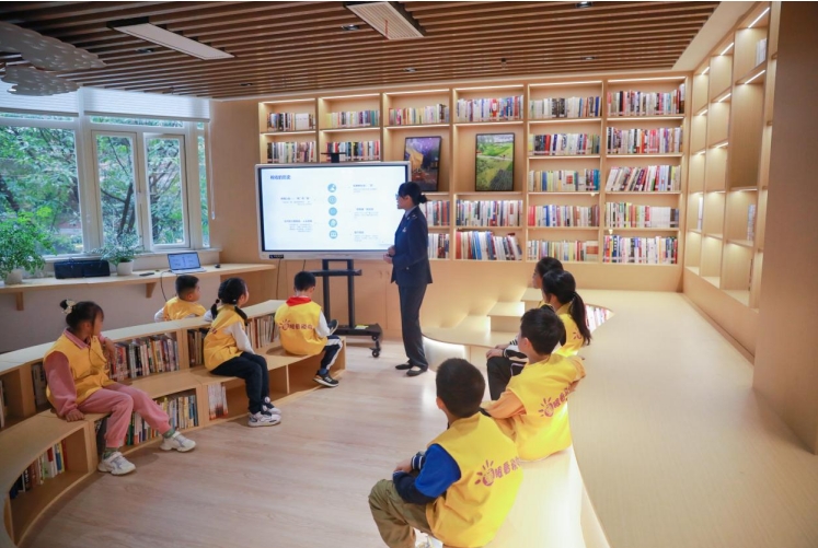 在沙坪壩區(qū)稅務(wù)局“沙稅紅”文化展廳，稅務(wù)人員正在講解稅收知識。何獻攝