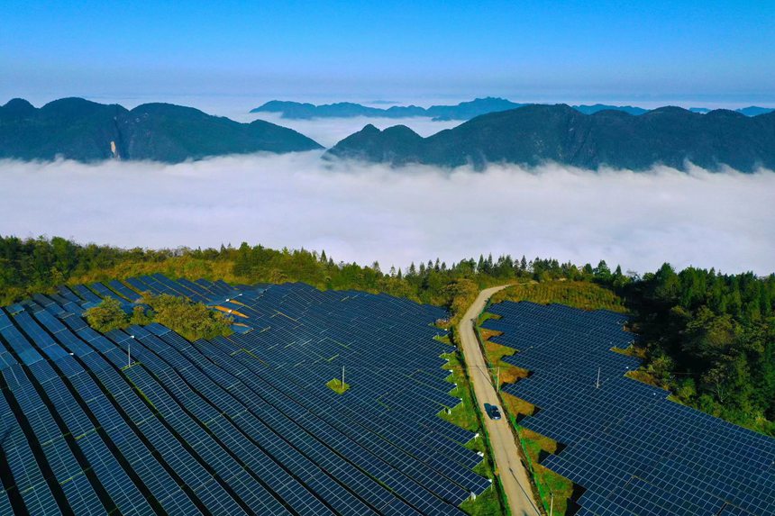 重慶市黔江區(qū)麒麟蓋光伏發(fā)電站群貌。楊敏攝