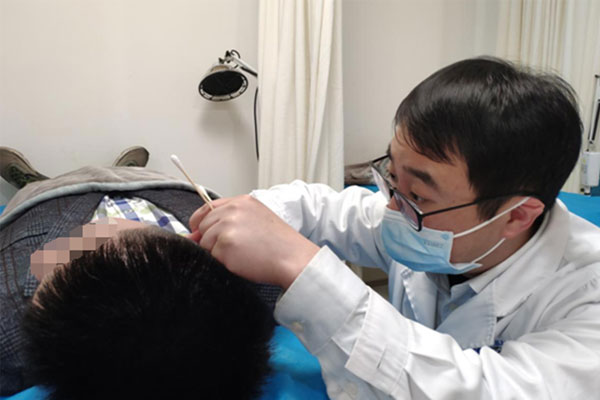 為患者治療。重慶仁品耳鼻喉醫(yī)院供圖