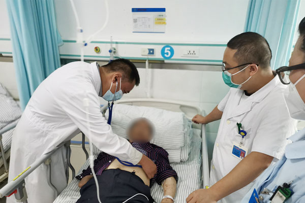 秦峰為患者查體。石柱縣人民醫(yī)院供圖