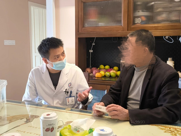 醫(yī)生家訪中。重慶道格骨科醫(yī)院供圖