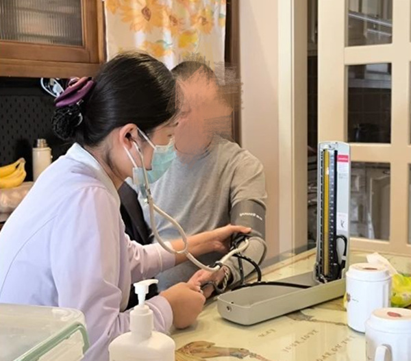 醫(yī)護人員為彭爺爺檢查身體。重慶道格骨科醫(yī)院供圖