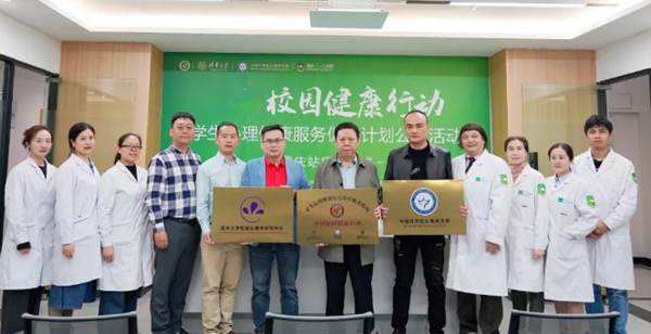 授牌儀式現(xiàn)場。重慶三一八醫(yī)院供圖