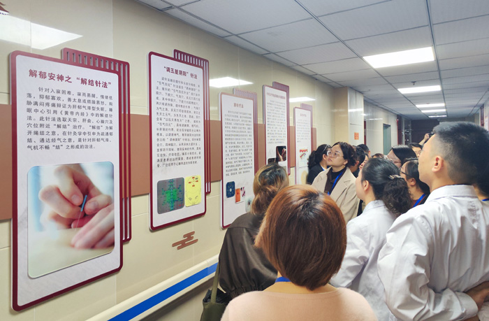 學(xué)員們正在參觀睡眠技師實(shí)訓(xùn)基地。