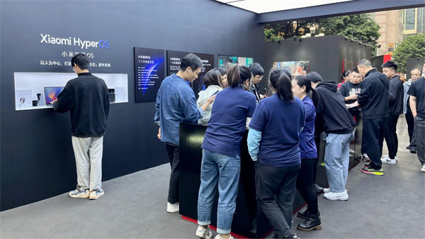 市民圍觀體驗新品。馬春鵬攝