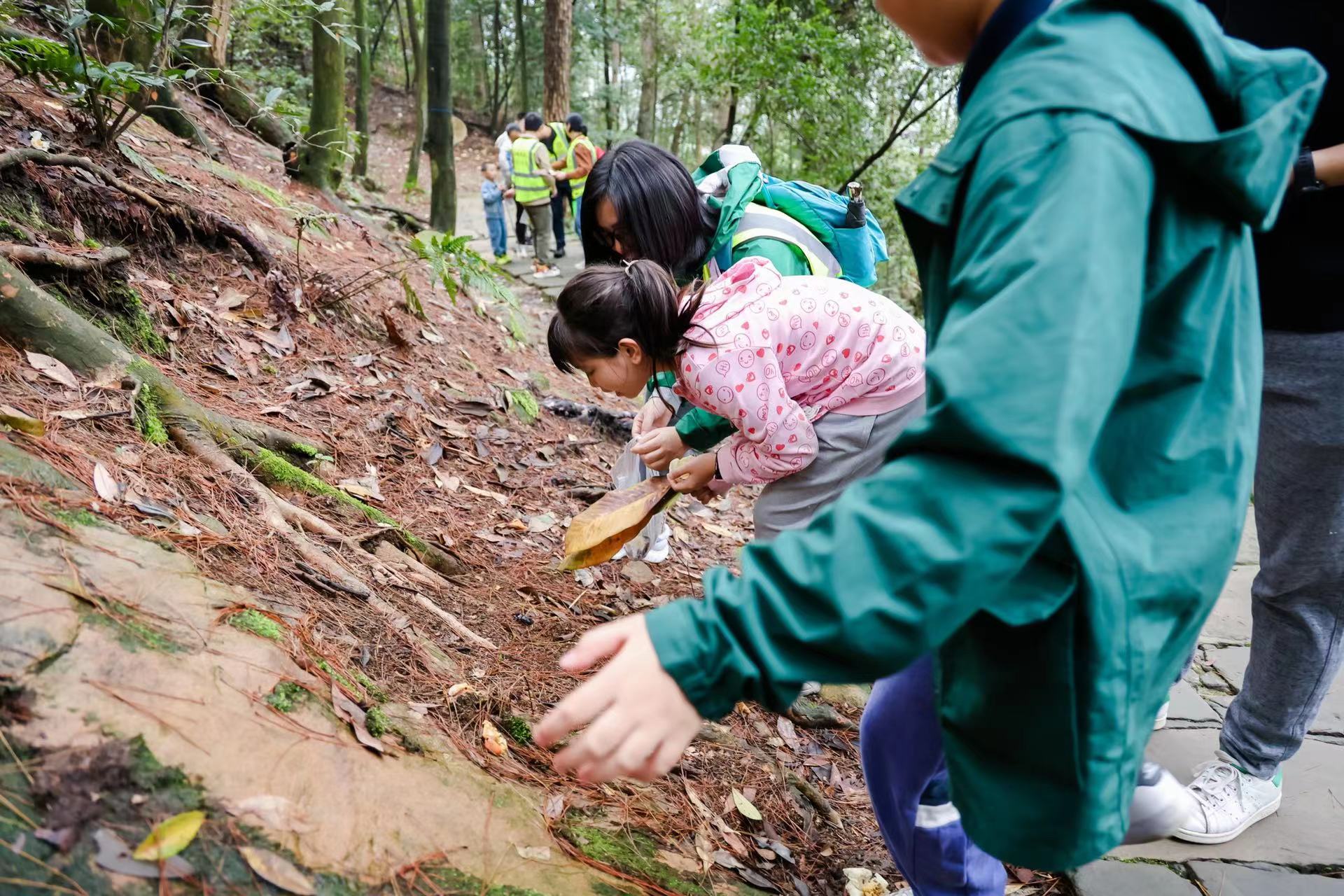 巡山拾撿垃圾。重慶市林業(yè)局供圖