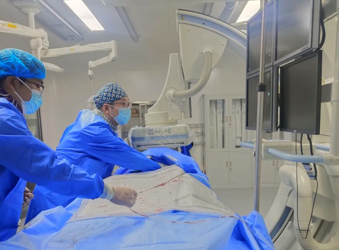 李煒團(tuán)隊手術(shù)中。重慶西區(qū)醫(yī)院供圖