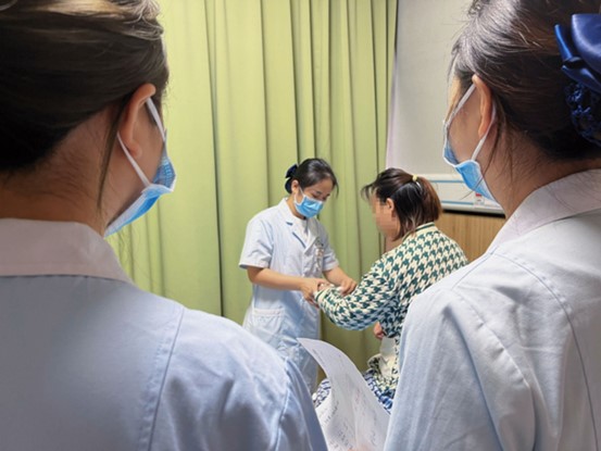 醫(yī)護(hù)查房。重慶東大肛腸醫(yī)院供圖