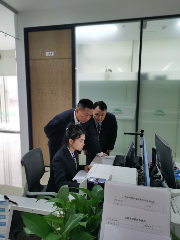 以工作人員身份查驗業(yè)務(wù)流程。熊迪攝