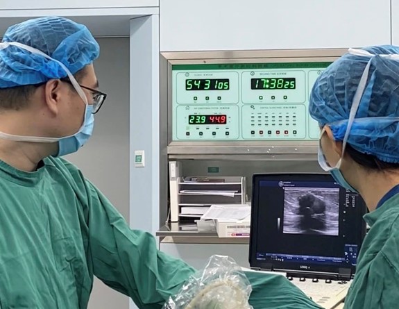 醫(yī)生為患者進(jìn)行手術(shù)。重慶松山醫(yī)院供圖