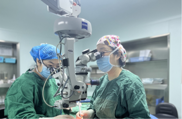 閻曉麗為患者進(jìn)行手術(shù)。重慶普瑞眼科醫(yī)院供圖