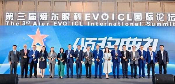 陳茂盛、彭艷麗獲杰出培訓導師獎。重慶愛爾眼科醫(yī)院總院供圖