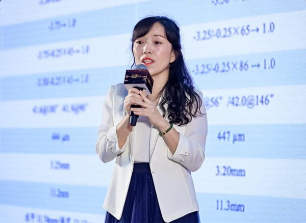 文燕上臺分享。重慶愛爾眼科醫(yī)院總院供圖