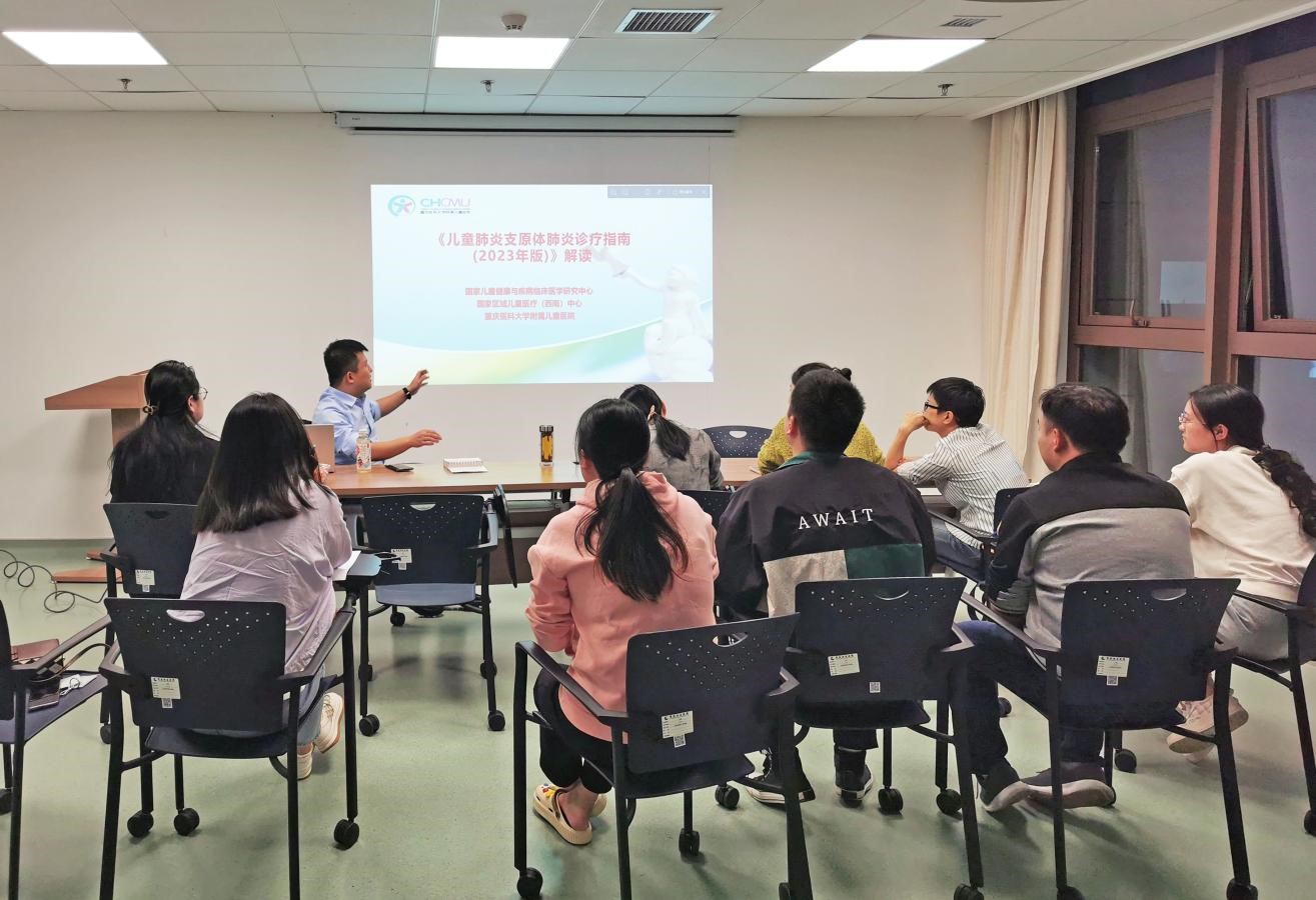 張興道召集醫(yī)護(hù)人員學(xué)習(xí)《兒童肺炎支原體肺炎診療指南（2023年版）》。重慶西區(qū)醫(yī)院供圖