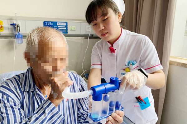患者正在進(jìn)行肺康復(fù)呼吸鍛煉。重慶醫(yī)科大學(xué)附屬第三醫(yī)院供圖