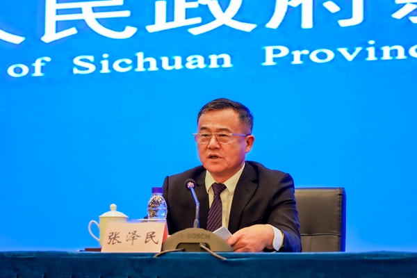 四川省住房城鄉(xiāng)建設(shè)廳副廳長、新聞發(fā)言人張澤民發(fā)布川渝住博會相關(guān)情況。吳汪洋攝