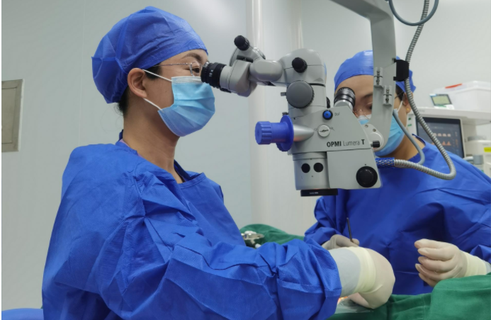 陳春梅為患兒實施斜視手術(shù)。重慶南坪愛爾眼科醫(yī)院供圖