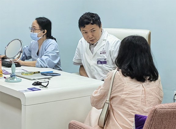 看診中。重慶美萊整形美容醫(yī)院供圖