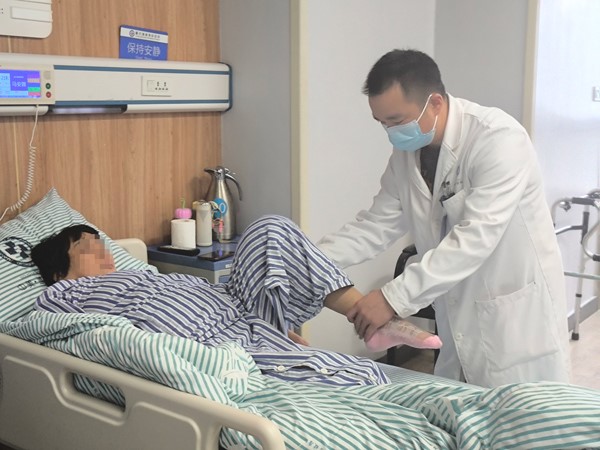 醫(yī)生查房中。重慶道格骨科醫(yī)院供圖
