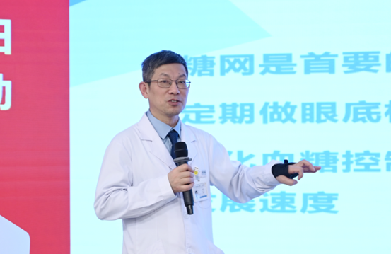 桂君民科普糖尿病眼病相關(guān)知識(shí)。重慶南坪愛(ài)爾眼科醫(yī)院供圖