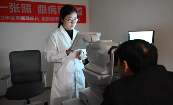 運(yùn)用AI智能眼底相機(jī)為患者檢查眼底情況。重慶南坪愛(ài)爾眼科醫(yī)院供圖