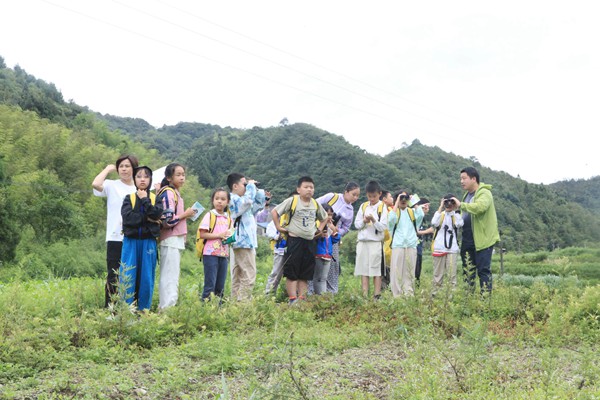 重慶觀鳥會會長危騫帶領(lǐng)“小小巡護(hù)員“們走進(jìn)自然，邊觀鳥邊了解自然。重慶金佛山國家級自然保護(hù)區(qū)管理事務(wù)中心
