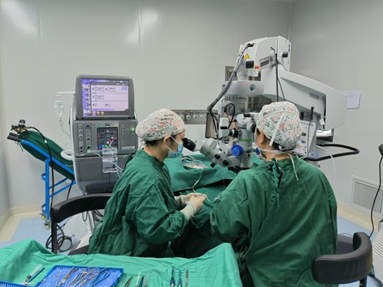 院長張學(xué)東進行手術(shù)中。華廈渝州眼科醫(yī)院供圖