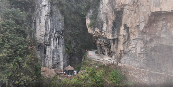 絕壁上的“天路”。中國電信供圖