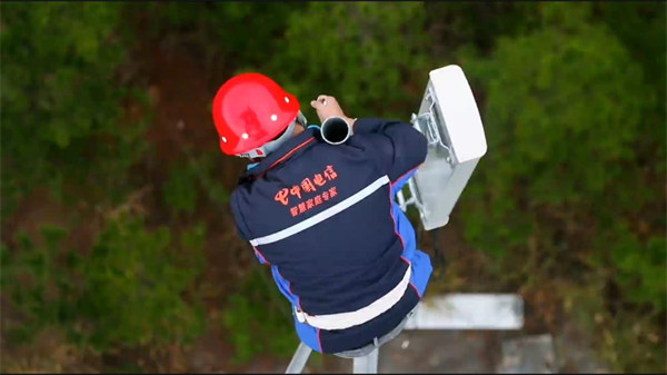 工作人員架設(shè)通信設(shè)備。中國電信供圖