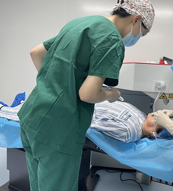 醫(yī)生手術(shù)中。華廈渝州眼科醫(yī)院供圖