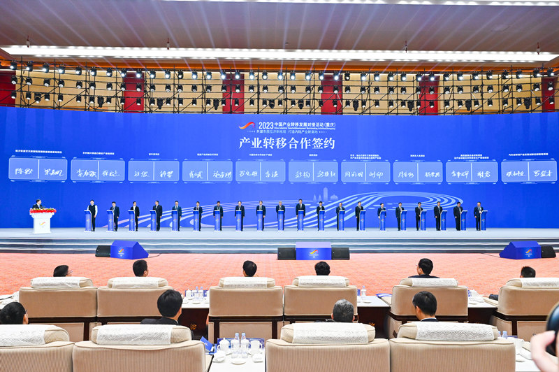 產(chǎn)業(yè)轉(zhuǎn)移合作重點項目集中簽約現(xiàn)場。鄒樂攝