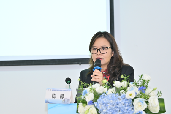 陳靜主持活動現(xiàn)場。重慶松山醫(yī)院供圖