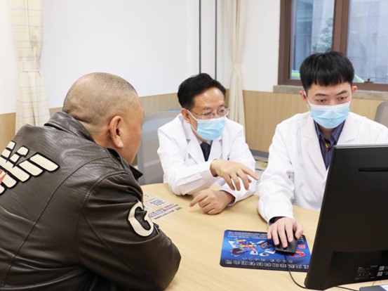 薛奇（左二）為患者講解病情。重慶西區(qū)醫(yī)院供圖