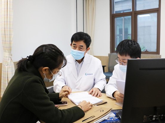 雷文東（左二）為患者講解病情。重慶西區(qū)醫(yī)院供圖