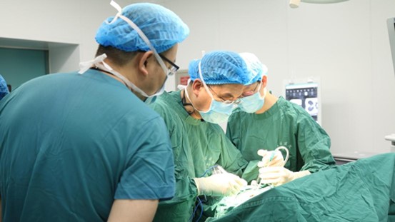 蘇凱和王鎮(zhèn)正在手術(shù)。重慶西區(qū)醫(yī)院供圖