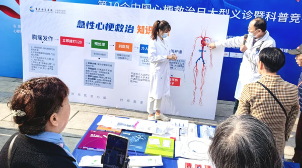 宋明寶解說介入手術(shù)過程。重慶西區(qū)醫(yī)院供圖